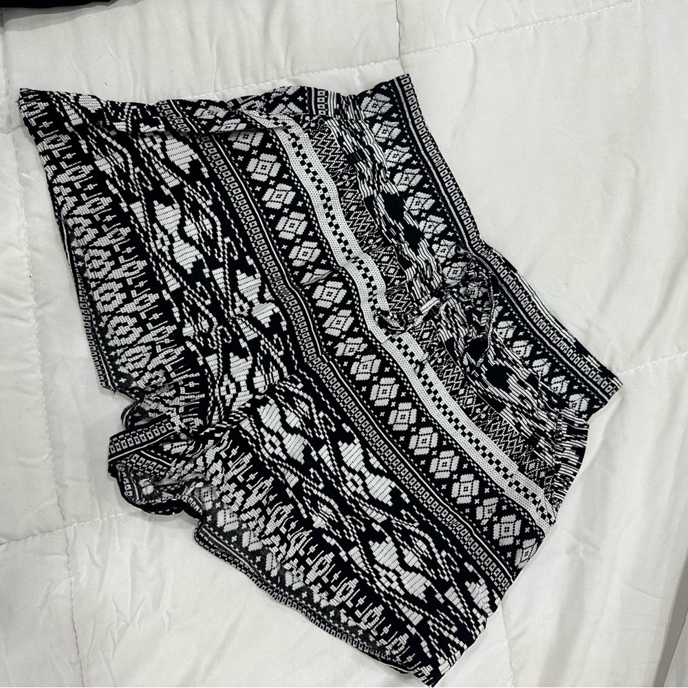 Black and white shorts with pockets